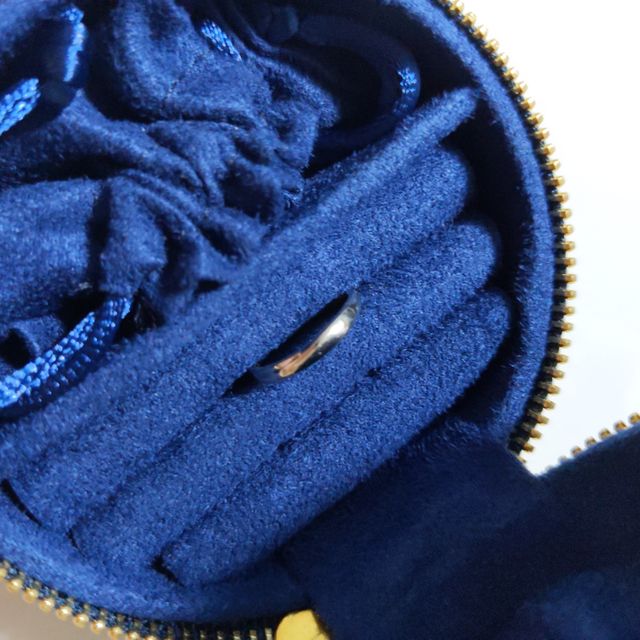 【銀座ダイヤモンドシライシの口コミ】 シンプルなデザインがほしくて、婚約指輪と重ねても喧嘩しないようなスト…