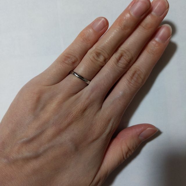 【銀座ダイヤモンドシライシの口コミ】 シンプルなデザインがほしくて、婚約指輪と重ねても喧嘩しないようなスト…
