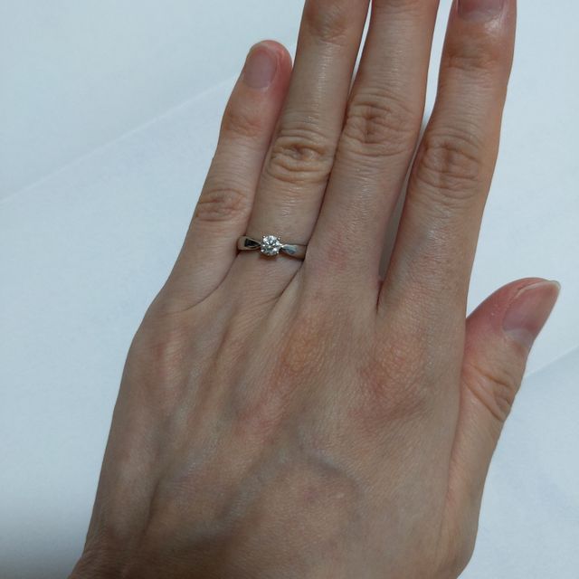 【ティファニー(Tiffany & Co.)の口コミ】 一粒ダイヤモンドは指がキレイに見える
シンプルで細長い指には細めリング…