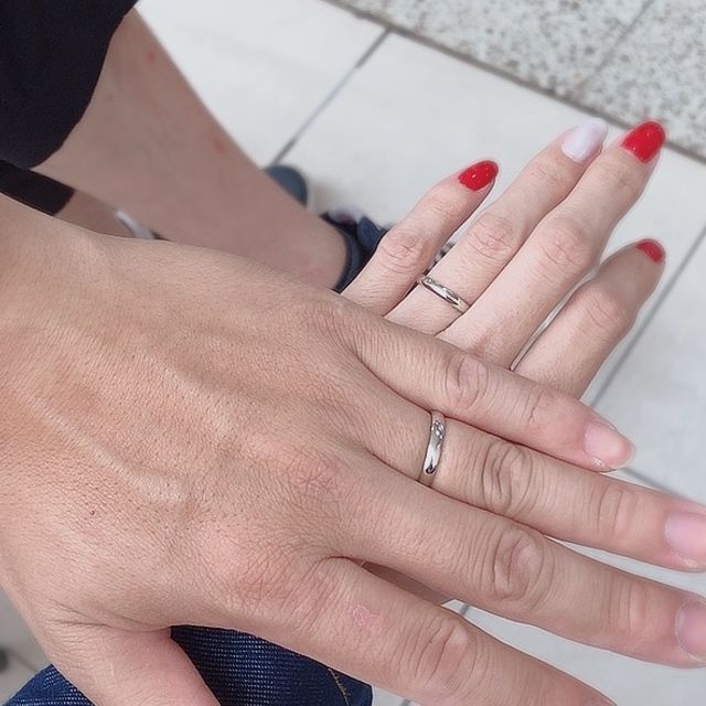 【銀座ダイヤモンドシライシの口コミ】 年齢を重ねても長く愛用出来るようにシンプルな指輪を求めていました。
石…