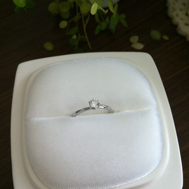 【俄(にわか)の口コミ】 指がキレイに見えるデザインだったこと、
イメージしていた婚約指輪にかな…