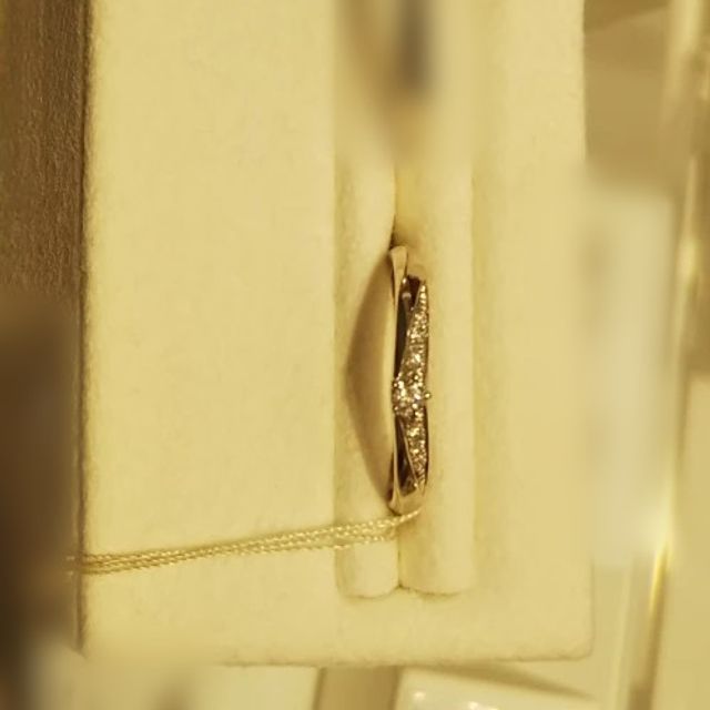 【festaria bijou SOPHIA(フェスタリア ビジュソフィア)の口コミ】 形としてはストレートリングですが、メレダイヤモンドの並びがV字型になっ…