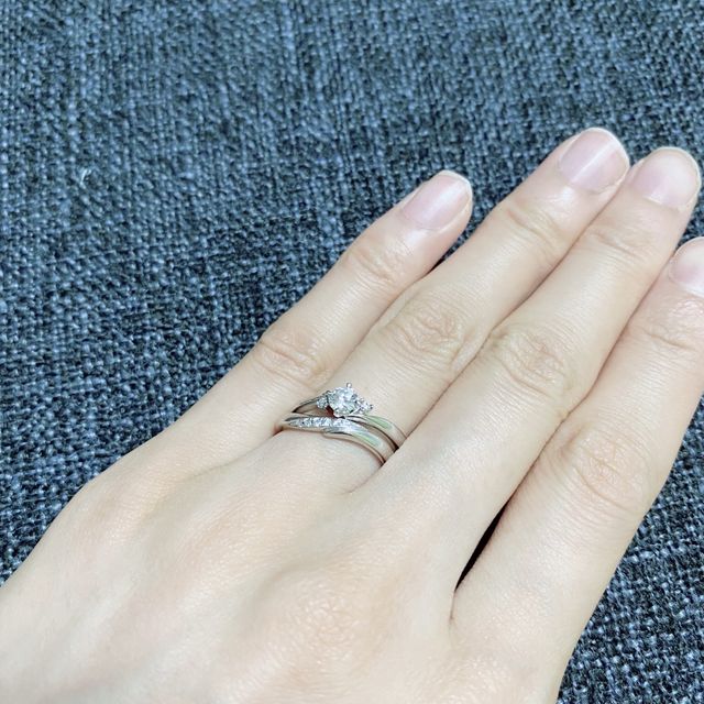 【アイプリモ(I-PRIMO)の口コミ】 婚約指輪は大きいダイヤモンドのサイドに小さいダイヤモンドがついていて…