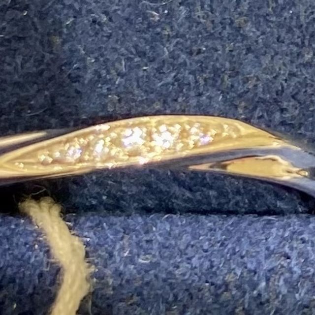 【4℃ BRIDAL(ヨンドシーブライダル)の口コミ】 ダイヤがキラキラしていて綺麗だった。
ウェーブのラインがあり、つけてい…