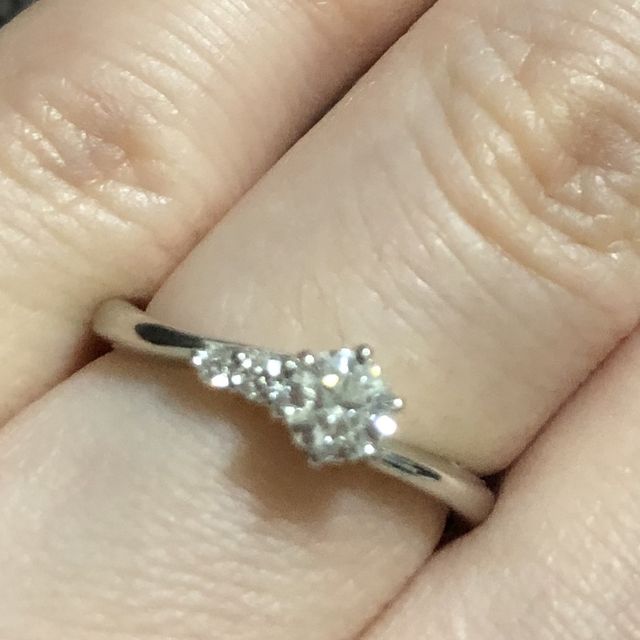 【ラザール ダイヤモンド(LAZARE DIAMOND)の口コミ】 小さなダイヤモンドが、真ん中のダイヤモンドをうまく引き立てていて存在…