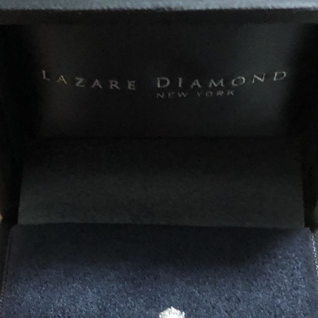 【ラザール ダイヤモンド(LAZARE DIAMOND)の口コミ】 小さなダイヤモンドが、真ん中のダイヤモンドをうまく引き立てていて存在…