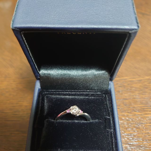 【TRECENTI(トレセンテ)の口コミ】 綺麗めの婚約指輪でなはなく、可愛らしい婚約指輪を探していました。お花…