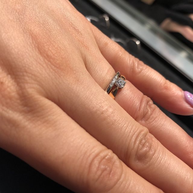 【ティファニー(Tiffany & Co.)の口コミ】 石の台に向けて絞られていくデザインがリボンみたいで可愛い！
ダイヤも存…