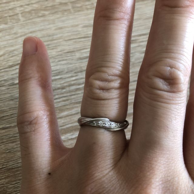 【アイプリモ(I-PRIMO)の口コミ】 ねじれのあるデザインで指が細く見えたので決めました。ゴールドとプラチ…