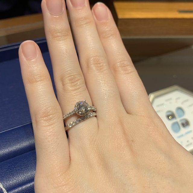 【銀座ダイヤモンドシライシの口コミ】 大きなダイヤモンドの周りに沢山の小さなダイヤモンドがついている婚約指…