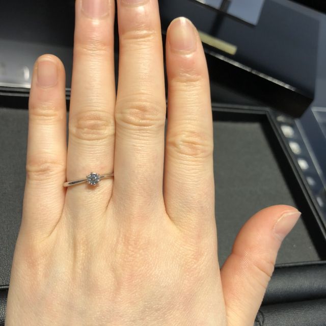 【銀座ダイヤモンドシライシの口コミ】 元々長くつけられるようシンプルな形が欲しいと思っており、幅が細く指が…