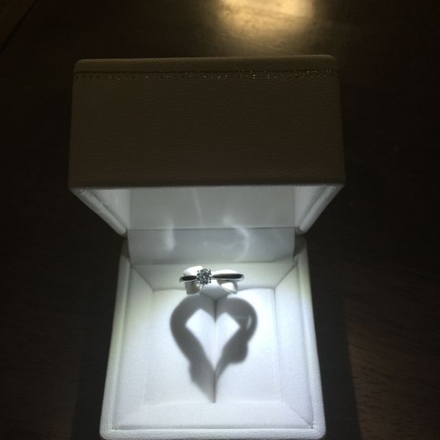 【STAR JEWELRY(スタージュエリー)の口コミ】 ダイヤモンドだけではなく、サイドにブルーダイヤモンドがついていてどん…