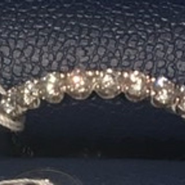 【銀座ダイヤモンドシライシの口コミ】 ハーフエタニティの婚約指輪を探していて、試着しに行きました。キラキラ…