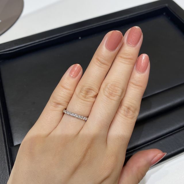 【ラザール ダイヤモンド(LAZARE DIAMOND)の口コミ】 婚約指輪は日常でもつけやすいエタニティリングで探していました。ラザー…