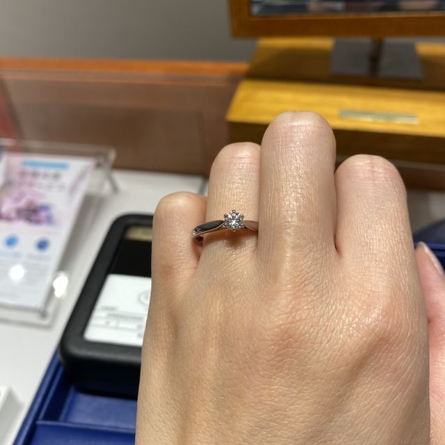 【エクセルコダイヤモンド(EXELCO DIAMOND)の口コミ】 下から光が入りダイヤモンドがきれいに見えること、また結婚指輪と重ねて…