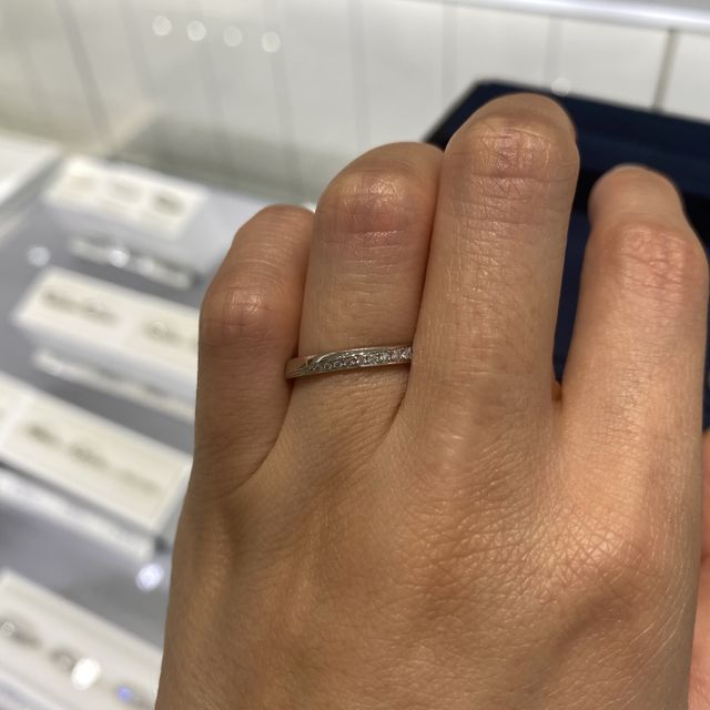 【4℃ BRIDAL(ヨンドシーブライダル)の口コミ】 プラチナの純度も高く、ずっしり感があったのですが、つけた時の手のなじ…