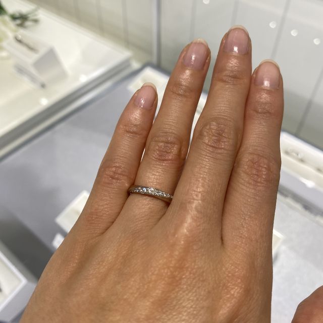 【4℃ BRIDAL(ヨンドシーブライダル)の口コミ】 プラチナの純度も高く、ずっしり感があったのですが、つけた時の手のなじ…