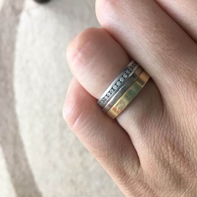 【ラザール ダイヤモンド(LAZARE DIAMOND)の口コミ】 1番の決め手はデザインです。
もともと手が大きくて指も太めだったので、…