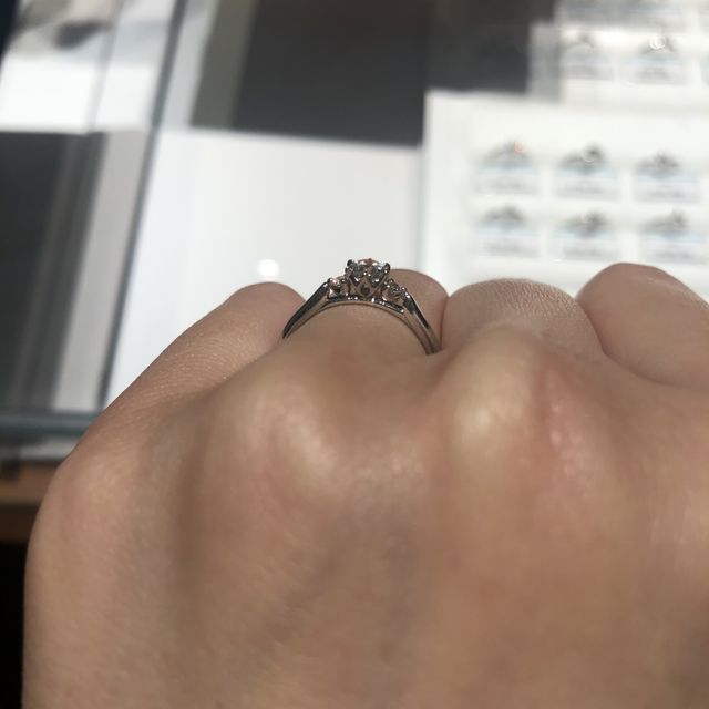 【銀座ダイヤモンドシライシの口コミ】 デザイン、圧倒的なダイアモンドの綺麗さ、
担当していただいたスタッフさ…