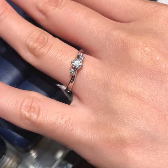 【銀座ダイヤモンドシライシの口コミ】 サイドについた3つのダイヤモンドは主張しすぎず、スズランの花をイメージ…