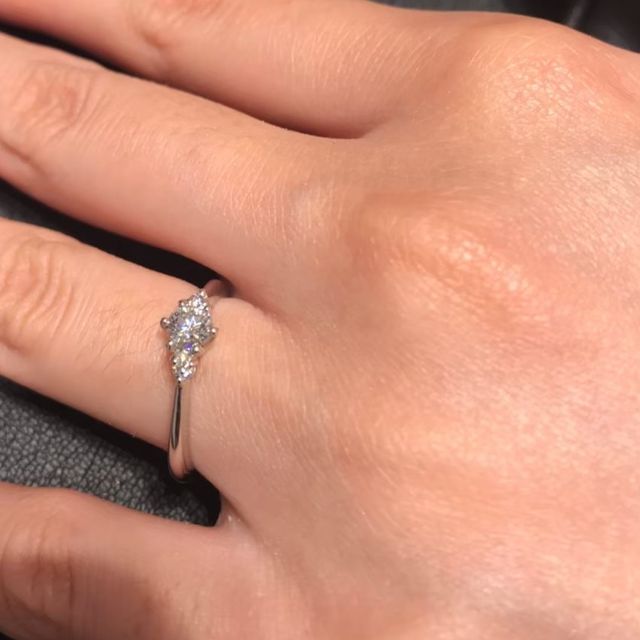 【エクセルコダイヤモンド(EXELCO DIAMOND)の口コミ】 サイドにもダイヤモンドのついたデザインが気になっていたのですが、サイ…