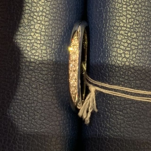 【銀座ダイヤモンドシライシの口コミ】 デザインはストレートタイプのリングで素材はシルバーです。シンプルなデ…