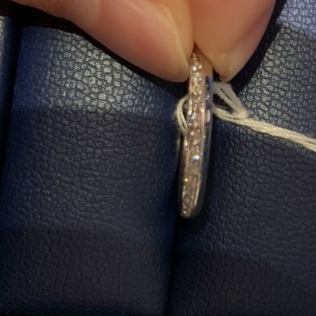 【銀座ダイヤモンドシライシの口コミ】 指輪のデザインが特徴的で、ストレートラインのリングなのですが、ダイヤ…