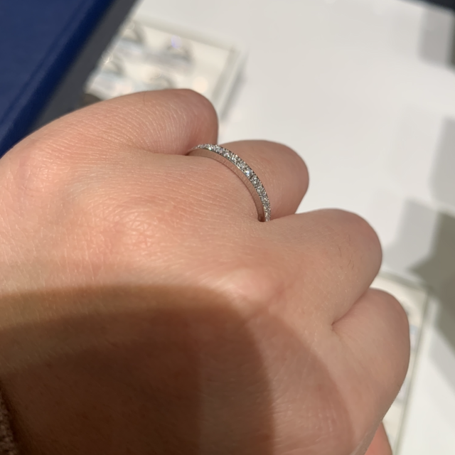 【銀座ダイヤモンドシライシの口コミ】 ストレートリングでハーフエタニティというんですかね、、上半分にダイヤ…