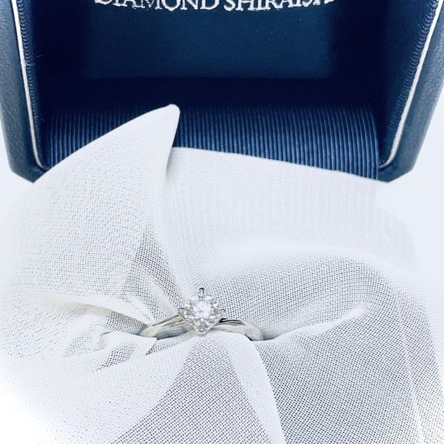 【銀座ダイヤモンドシライシの口コミ】 指馴染みの良いデザインで、ダイヤのキューレット部分からも光を取り込ん…