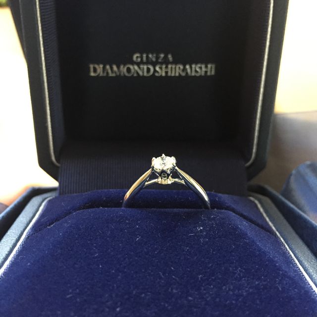 【銀座ダイヤモンドシライシの口コミ】 ダイヤモンドが一つ留まっているシンプルな婚約指輪です。シンプルなため…