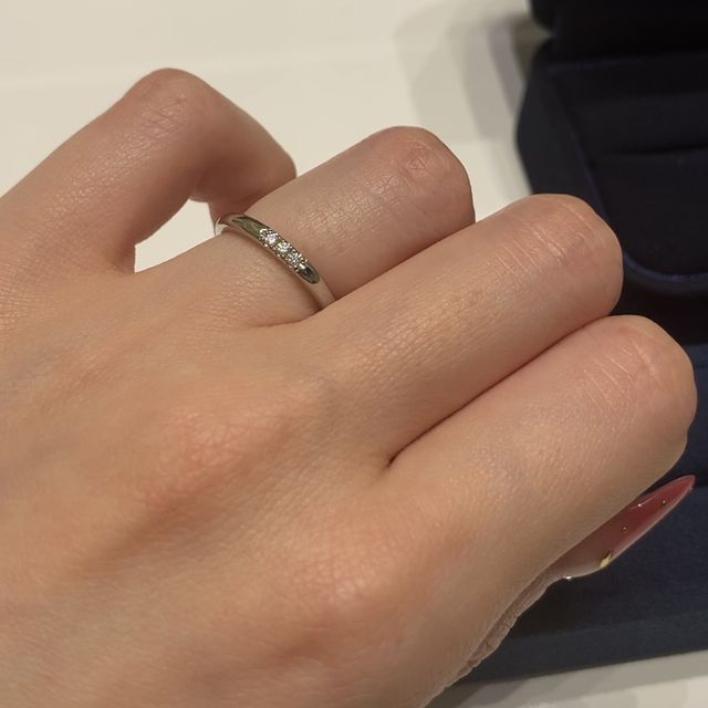 【4℃ BRIDAL(ヨンドシーブライダル)の口コミ】 婚約指輪が無い為ダイヤの付いたものを探しておりました。指輪の厚みもあ…