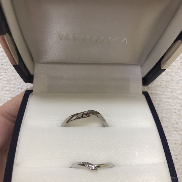 【俄(にわか)の口コミ】 婚約指輪と結婚指輪をセットでつけられるものが欲しくて探しました。
ニワ…