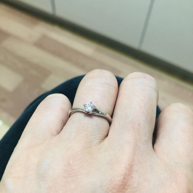 【俄(にわか)の口コミ】 婚約指輪と結婚指輪をセットでつけられるものが欲しくて探しました。
ニワ…