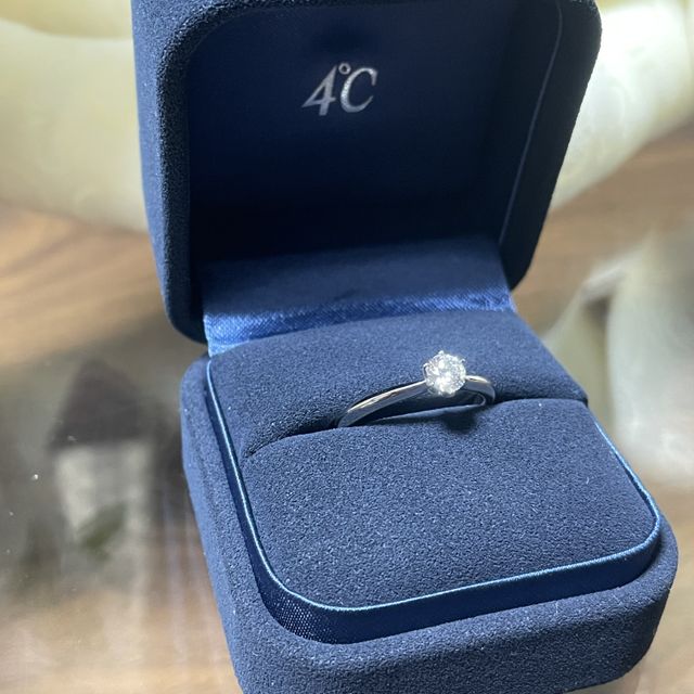 【4℃ BRIDAL(ヨンドシーブライダル)の口コミ】 婚約指輪定番の一つ石のデザインにしました。品質の高いダイヤモンドと、…