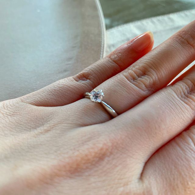 【銀座ダイヤモンドシライシの口コミ】 ダイヤモンドの輝きが綺麗で美しかったので、決めました。表側だけでなく…