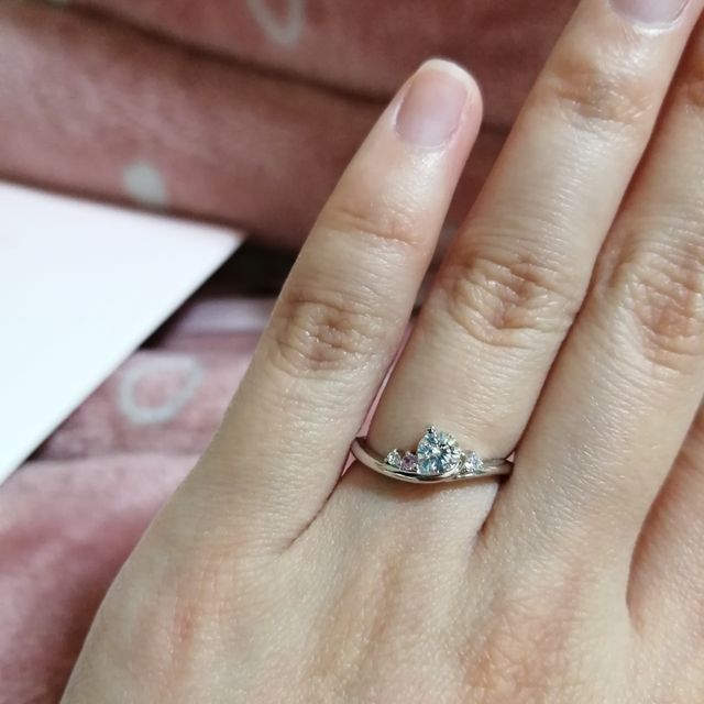 【Ginza Rim(銀座リム)の口コミ】 ピンクダイヤモンドを謳っている通り、婚約指輪にピンクダイヤモンドが入…