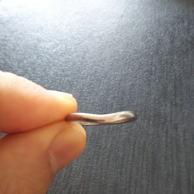 【カルティエ(Cartier)の口コミ】 シンプルですが、少し曲線がかっていて指がきれいに見えるタイプです。指…