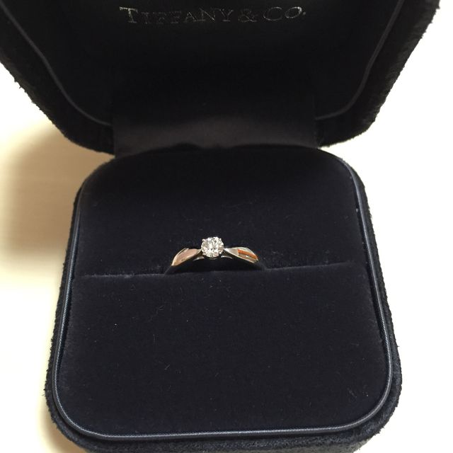 【ティファニー(Tiffany & Co.)の口コミ】 サプライズプロポーズだったので彼がデザインを気に入って購入。カラット…
