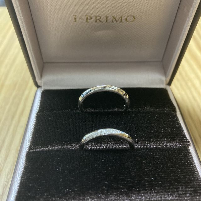 【アイプリモ(I-PRIMO)の口コミ】 シンプルなストレートタイプのリングでありながらも、女性用リングは斜め…