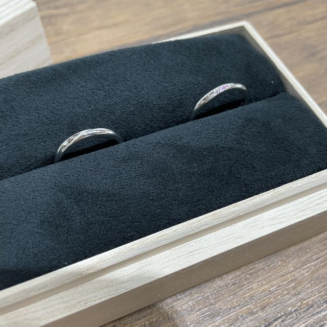 【出雲結(いずもゆい)の口コミ】 丸みのある指輪で、シンプルな中に一筋模様のある形。
女性の方は中にピン…