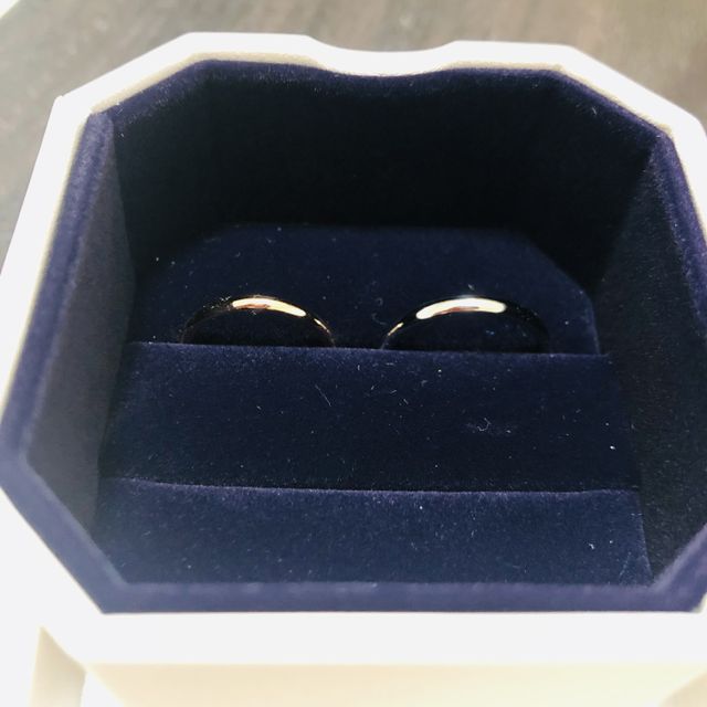 【4℃ BRIDAL(ヨンドシーブライダル)の口コミ】 決め手はシンプルなデザインであることです。
指輪の裏に宝石をはめ込むこ…