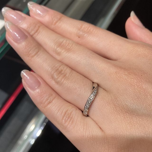 【ラザール ダイヤモンド(LAZARE DIAMOND)の口コミ】 デザインとダイヤモンドの綺麗さで選びました。
ウェーブの形/夫とペアの…