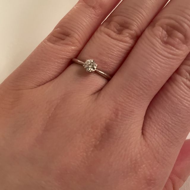 【銀座ダイヤモンドシライシの口コミ】 指輪のデザインはシンプルなものを探していました。そしてプロポーズの時…