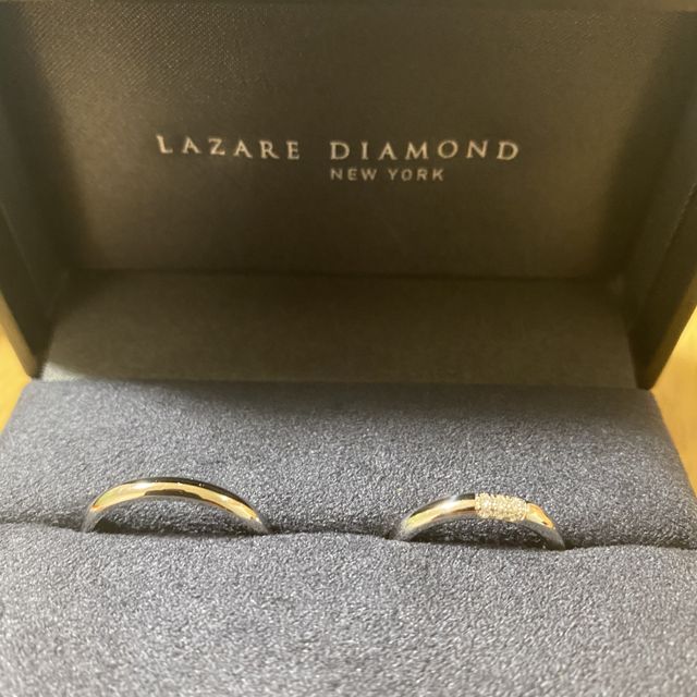 【ラザール ダイヤモンド(LAZARE DIAMOND)の口コミ】 指輪のデザインが好きでこれに決めました！
どこから見ても光っているので…