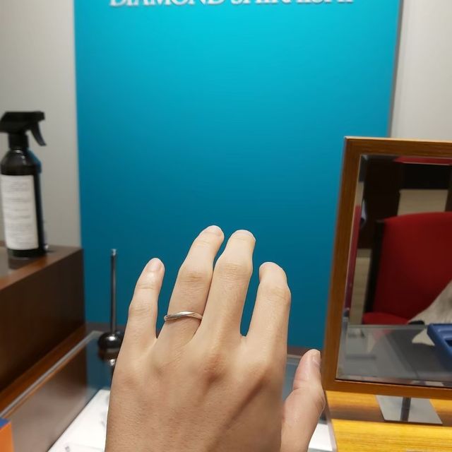【銀座ダイヤモンドシライシの口コミ】 私の指がふっくらとしていて細くないため、少しでもスッキリみえるような…