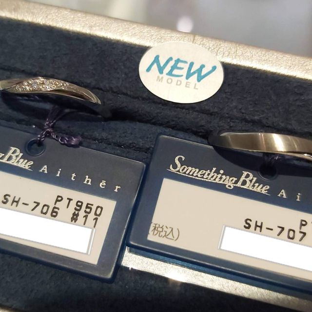 【Something Blue(サムシングブルー)の口コミ】 サムシングブルーらしく、リングの内側にブルーサファイアがセットされて…