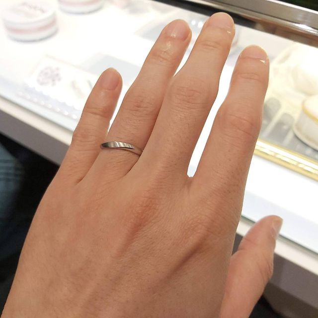 【Something Blue(サムシングブルー)の口コミ】 サムシングブルーらしく、リングの内側にブルーサファイアがセットされて…