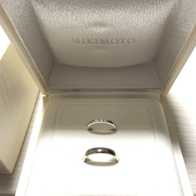【MIKIMOTO(ミキモト)の口コミ】 新郎用にはストレートタイプのシンプルなもので、新婦用にはダイヤを3つ入…