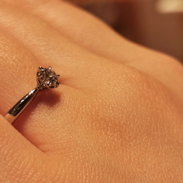 【銀座ダイヤモンドシライシの口コミ】 リングのデザインが先に決まって、ダイヤモンドの4Cが違うものを数石提案…