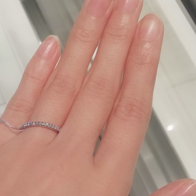 【ティファニー(Tiffany & Co.)の口コミ】 種類：ソレスト　ハーフサークル
太さ：細め
形：ストレート
素材：プラチ…